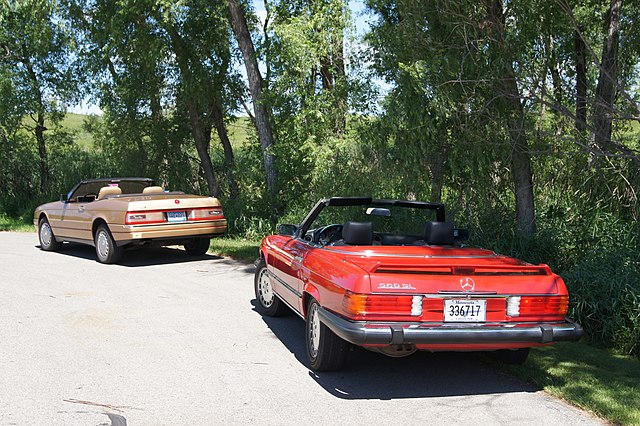 640px-88_mercedes_560_sl_87_cadillac_allante_9453605613.jpg
