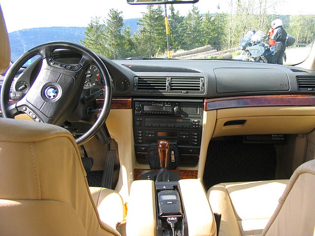 640px-bmw_e38_fl_cockpit.jpg