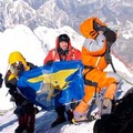 Ugyan Anita – oxigénnel és amerikai kommandósok zászlójával az Everesten
