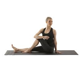 marichyasana<br />egyik láb elnyújt, másik sarok az ülőcsonthoz húz, tenyérnyi táv a lábfej és a comb között, és csavarodunk hátrafelé, a nyújtott láb oldali kart a felhúzott térd mögé tolva