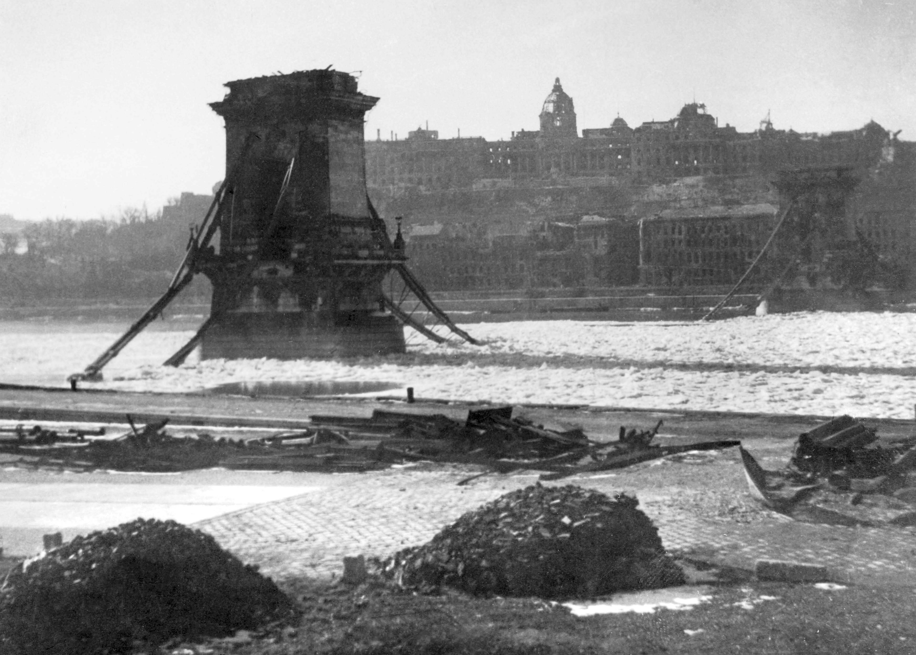 Lanc_hid_-_Budapest_3_Febr_1946_Foto_Takkk_Hungary.jpg