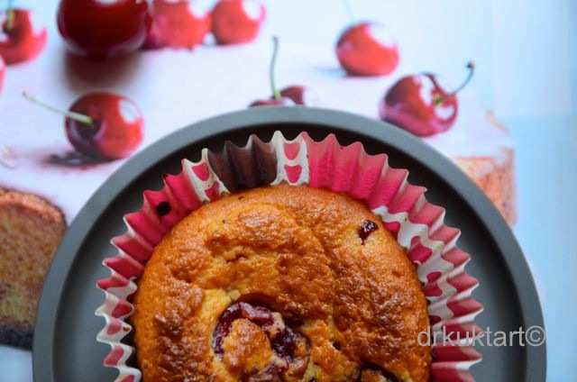 drkuktartmorningmuffinsourcherrychocolatecoco01.jpg