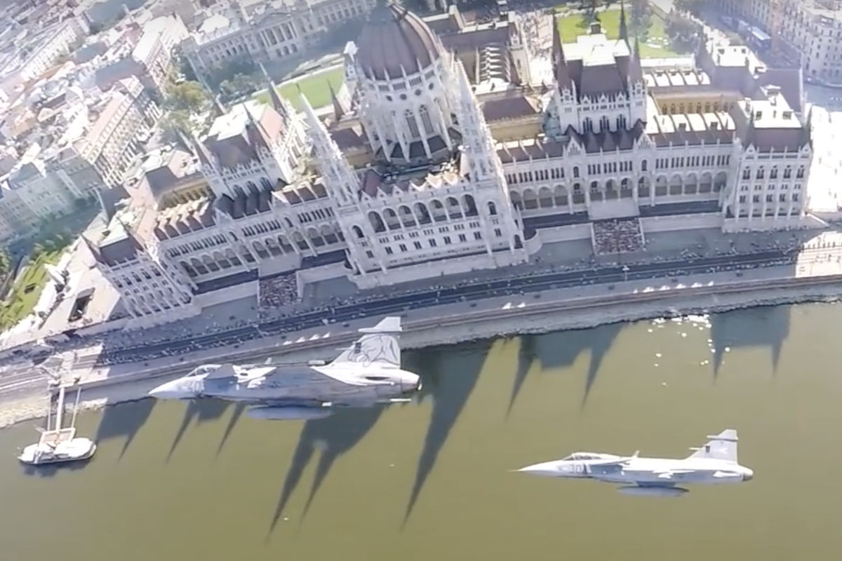 gripen-parlament-budapest.jpg