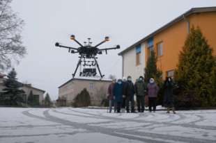 Lettországban BVLOS drónokkal szállítanak idős otthonoknak