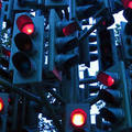 Zöld lámpa, vagy piros lámpa? Mikor higgyünk a rendőrnek és mikor ne? Közlekedési szabálysértési kérdések.