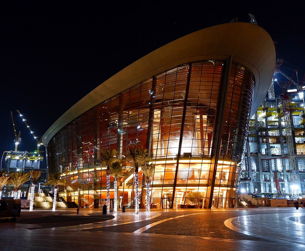 Dubai Opera - homlokzat<br />Fotó: https://www.wikiwand.com/en/Dubai_Opera<br />