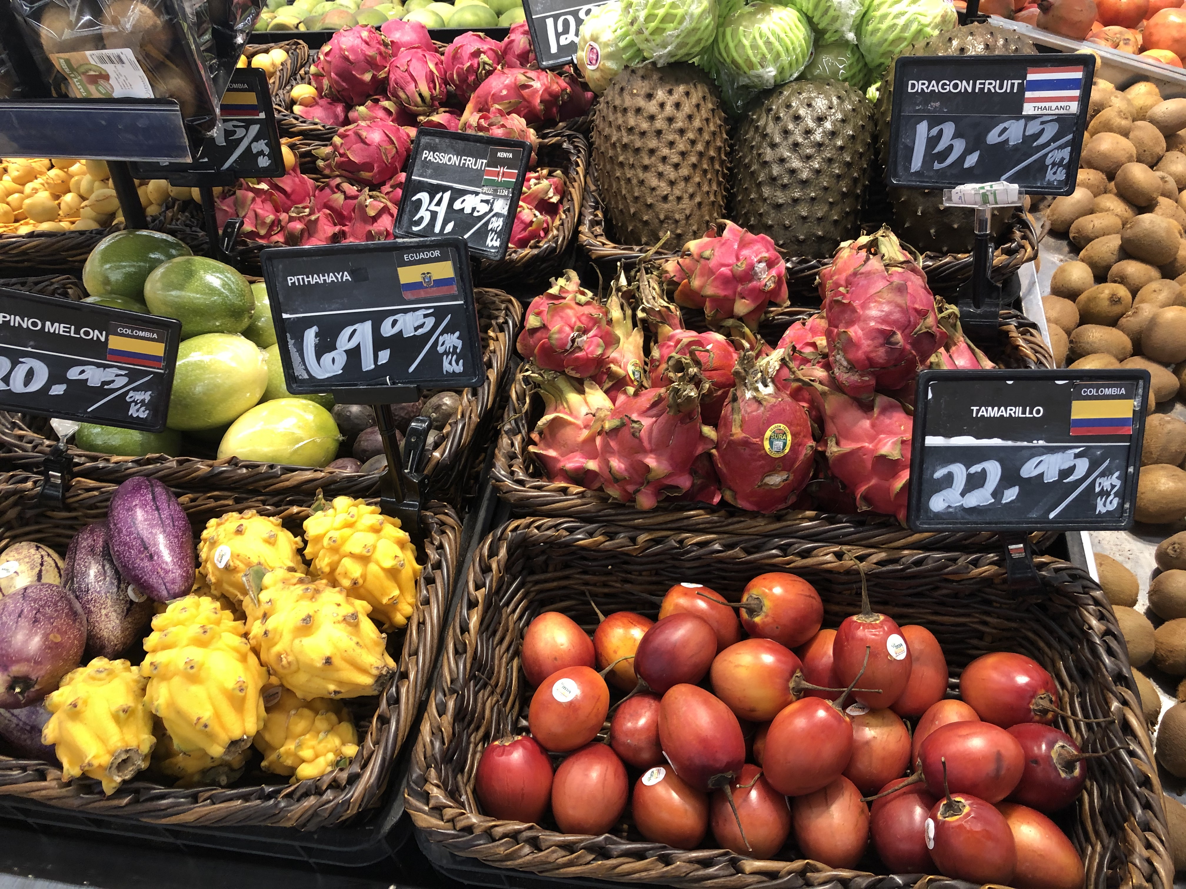 A (számunkra) egzotikus gyümölcsök ugyanolyan teret kapnak a szupermarketekben, mint a barack vagy az alma. Itt a datolyán kívül minden import árucikk, így minden egzotikumnak számít.