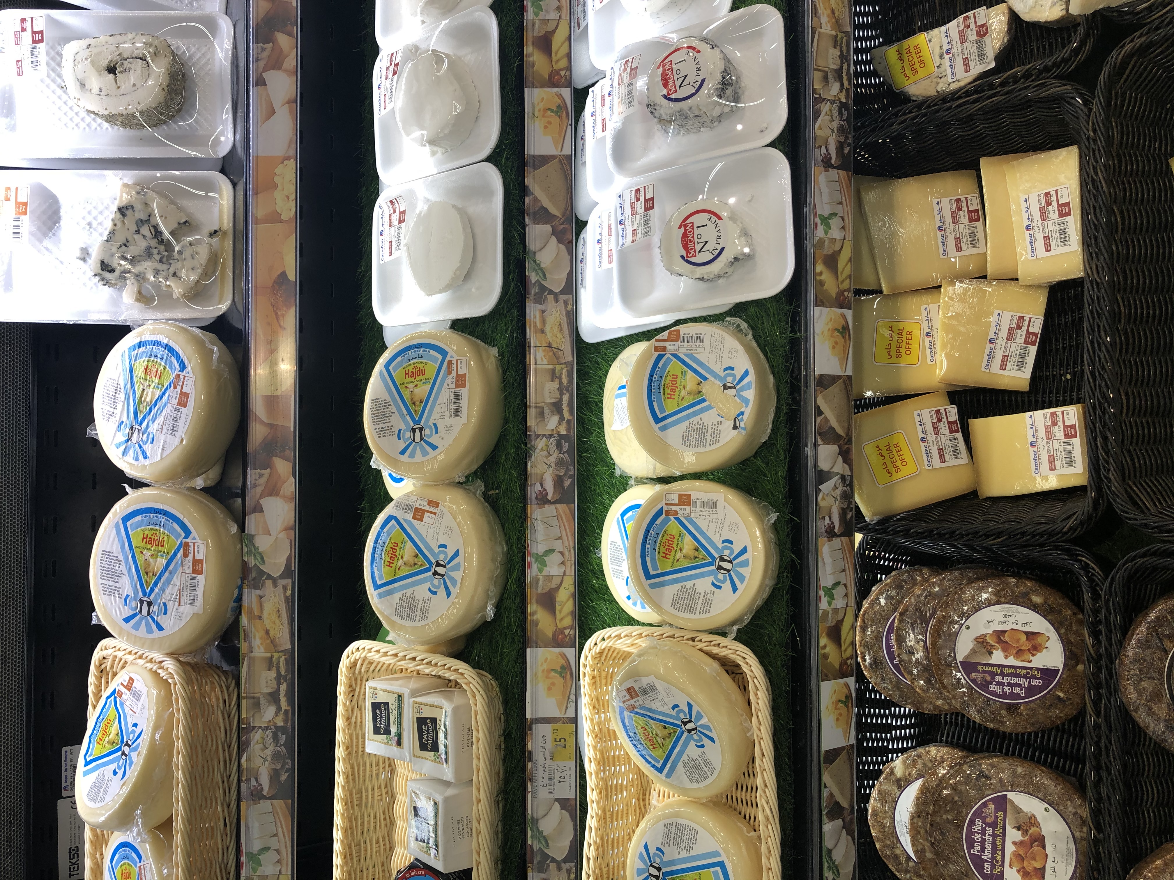 Magyar Hajdú sajt a sajtpultban. Ez a sajt még a legkisebb sarki boltban is megtalálható, akkora sláger!