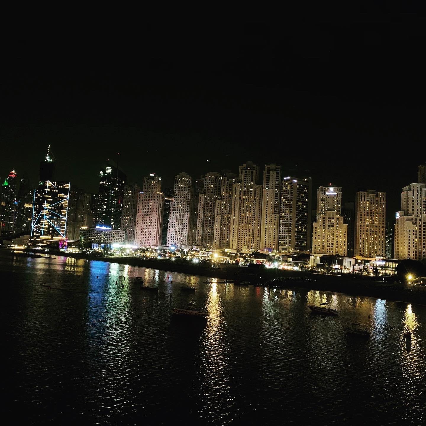 Dubai Marina esti fényei a Bluewaters Island-ről