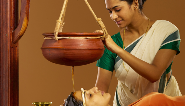 Shirodhara-Massage-in-Ayurveda-Itoozhi-Ayurveda-600x343.png