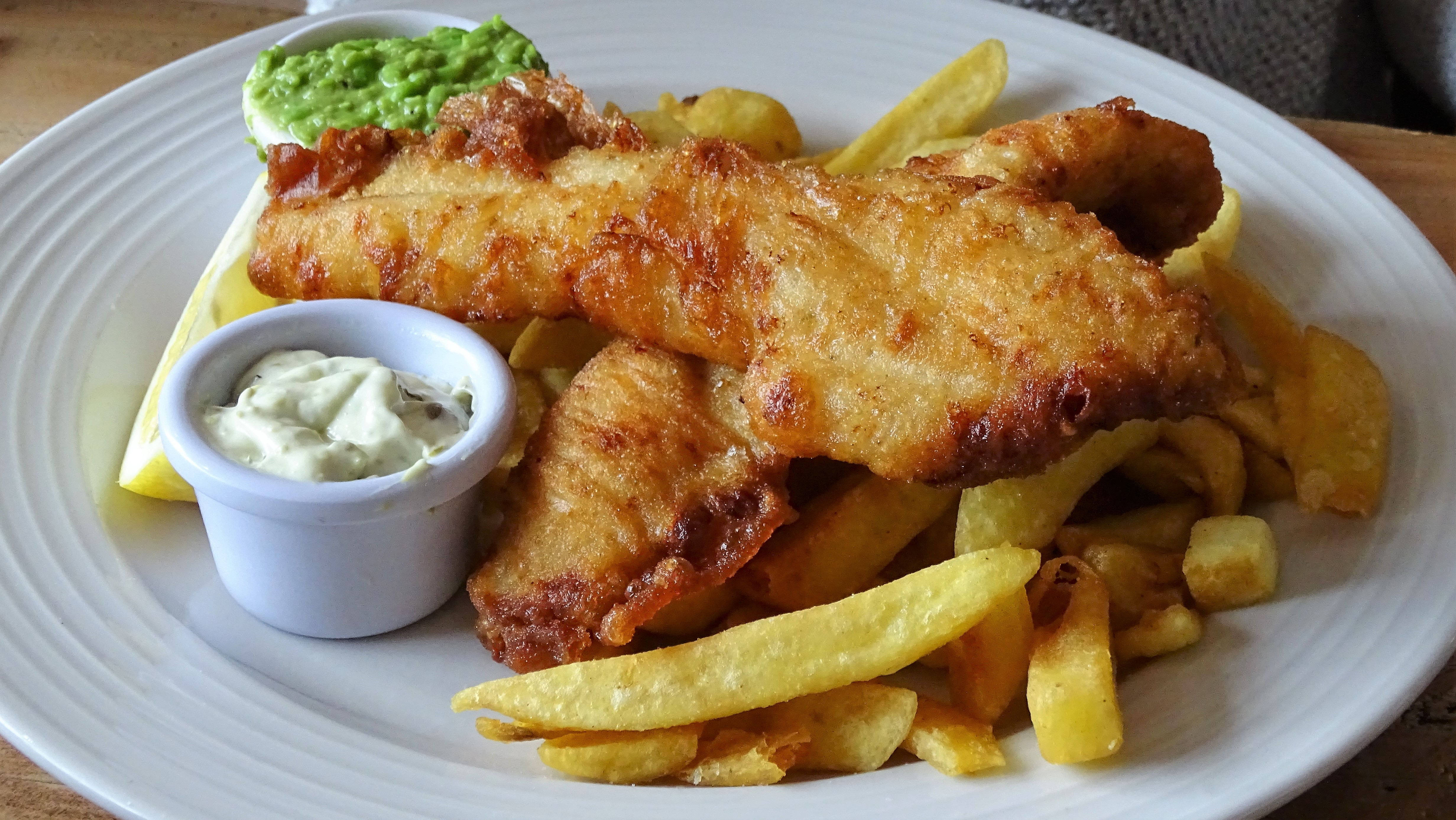 Fish & Chips, ezt nem kell bemutatni. Edinburgh leghíresebb strandján (igen, Skóciában is vannak strandok), a Portobello Beach-en ettük. A ropogós-puha átmenetet tökéletesen hozta, a fűszeres majonéz és a sült krumpli pedig isteni volt hozzá. A mentás zöldborsópüré nagy klasszikus, de nem rajongtunk érte.