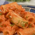 Paradicsomos Rigatoni Ömlesztett Sajttal és Kaporral