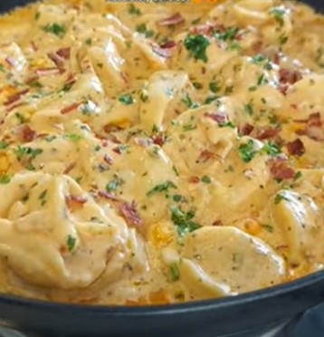 kremes_tejszines_tortelloni_ropogos_baconnel_egy_inycsiklando_gyors_vacsora.jpg