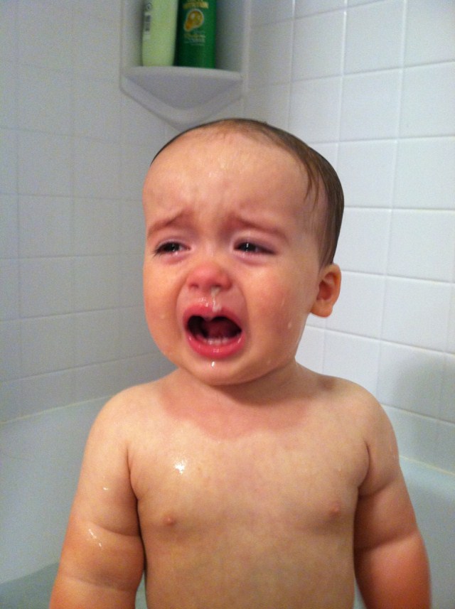 okok amiért a fiam sír - egy pohár vizet dobott a saját arcába.jpg