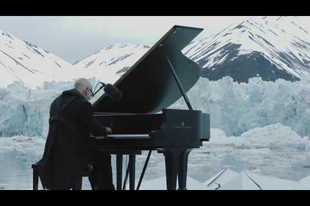 Ludovico Einaudi a jégtakarókért zongorázik