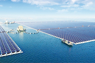 Megkezdte működését a világ legnagyobb úszó naperőműve