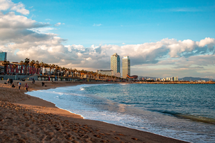 Betiltották a dohányzást a barcelonai strandokon