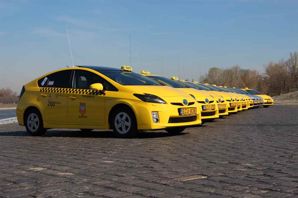 toyota_hibrid_city_taxi_flotta_2015_autoaddikt.jpg