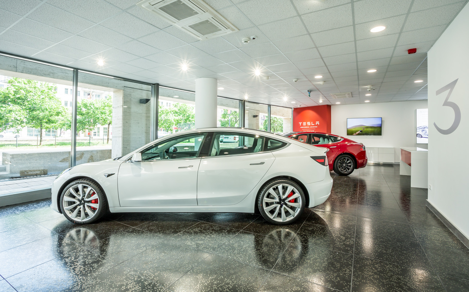 tesla_universal_showroom_06.jpg