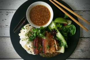 Távol-keleti fűszerezésű ropogós sertés hasaalja,rizstésztával pak choi-val és teriyaki szósszal..