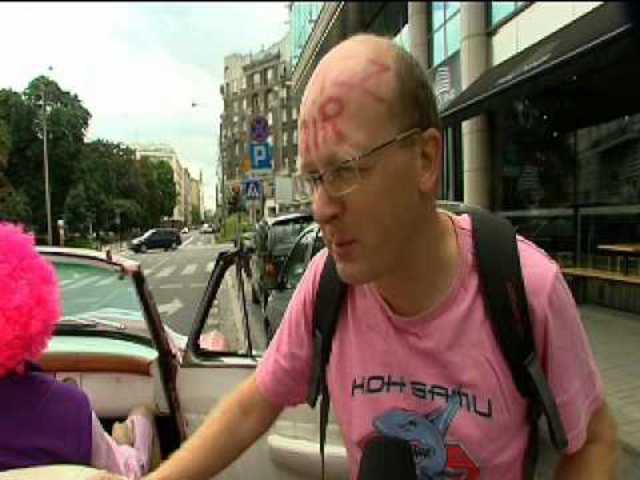Nálunk cégpapírokkal, Varsóban bikinivel háborúznak