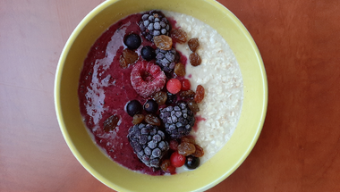 Pirosgyümölcsös kókuszos proteines smoothie bowl