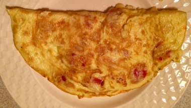 Szuper reggeli: francia omlett sajttal és paradicsommal
