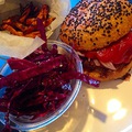 Vega hamburger teljes kiőrlésű hamburger bucival, pirított édesburgonyával