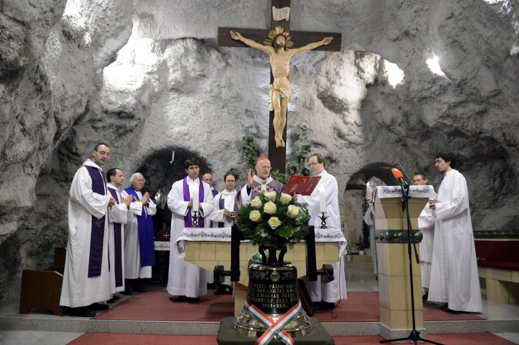 Erdő Péter bíboros, esztergom-budapesti érsek megszenteli a Magyarok Nagyasszonya sziklatemplom harangját 2015. március 1-jén. Több mint hatvanévnyi csend után újra megszólalhat a harang a Gellért-hegyi pálos sziklakolostorban.