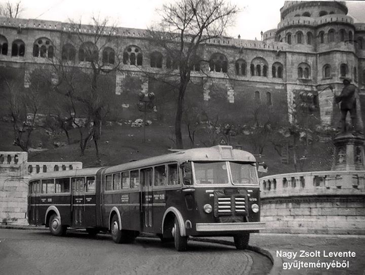 Érdekességként: Az első budapesti csuklós busz próbaúton a Hunyadi János úton, 1960-ban. ( A 16-os vonalán rendszeresen csuklós járat nem közlekedett)