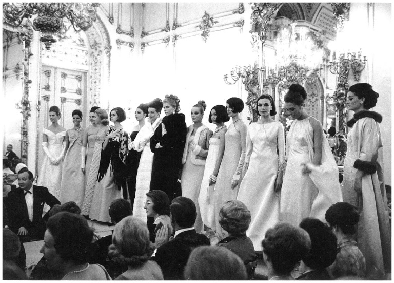 catwalk-show-at-palazzo-pittis-sala-bianca-firenze-1964-archivio-veneziani_fromthebygone_blog.jpg