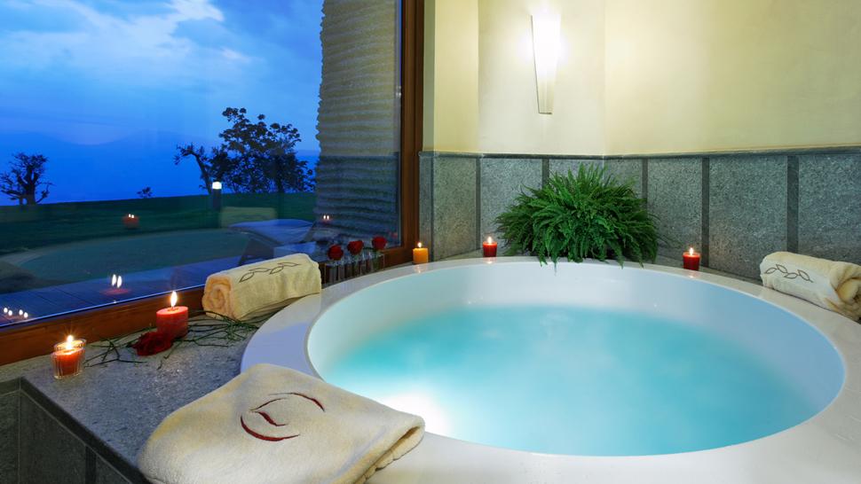 amazing-indoor-jacuzzi_2.jpg