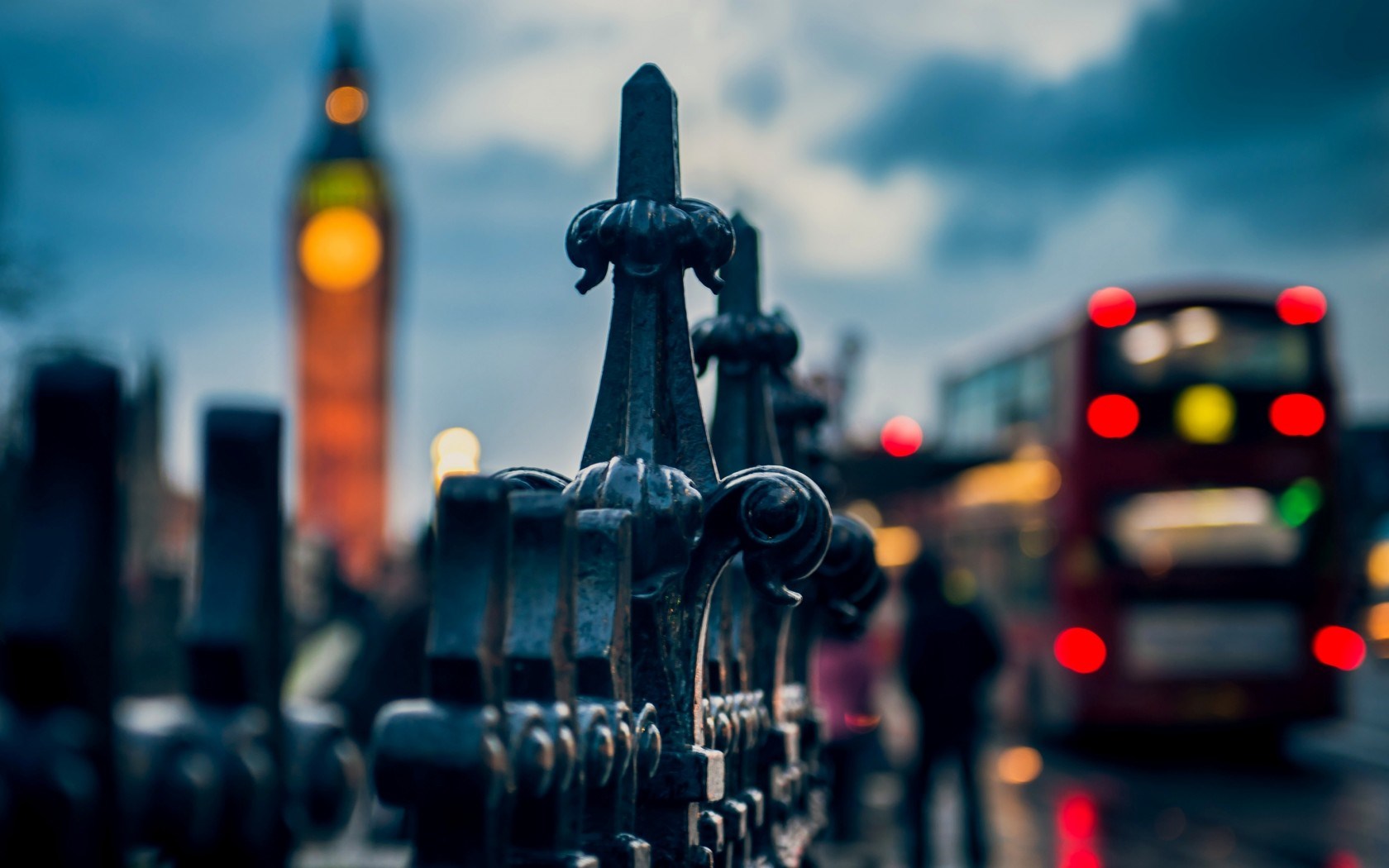 city-evening-fence-london-big-ben-macro-photo-bus-lights-wallpaper.jpg