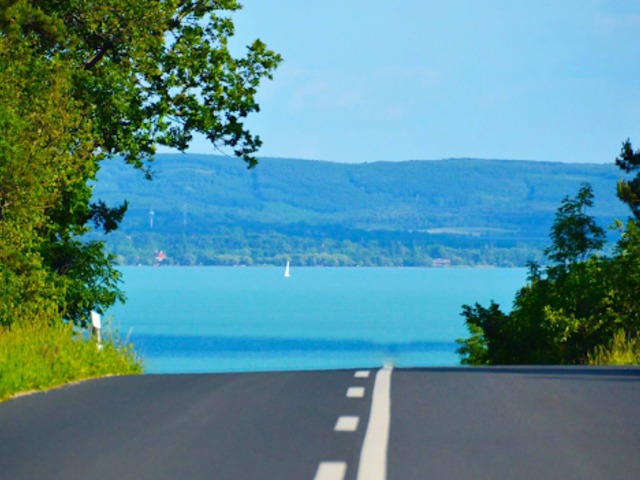 Először a Balatonon, kerékpárral.