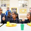 Egy évig ingyen étkezhetnek az általános iskolások