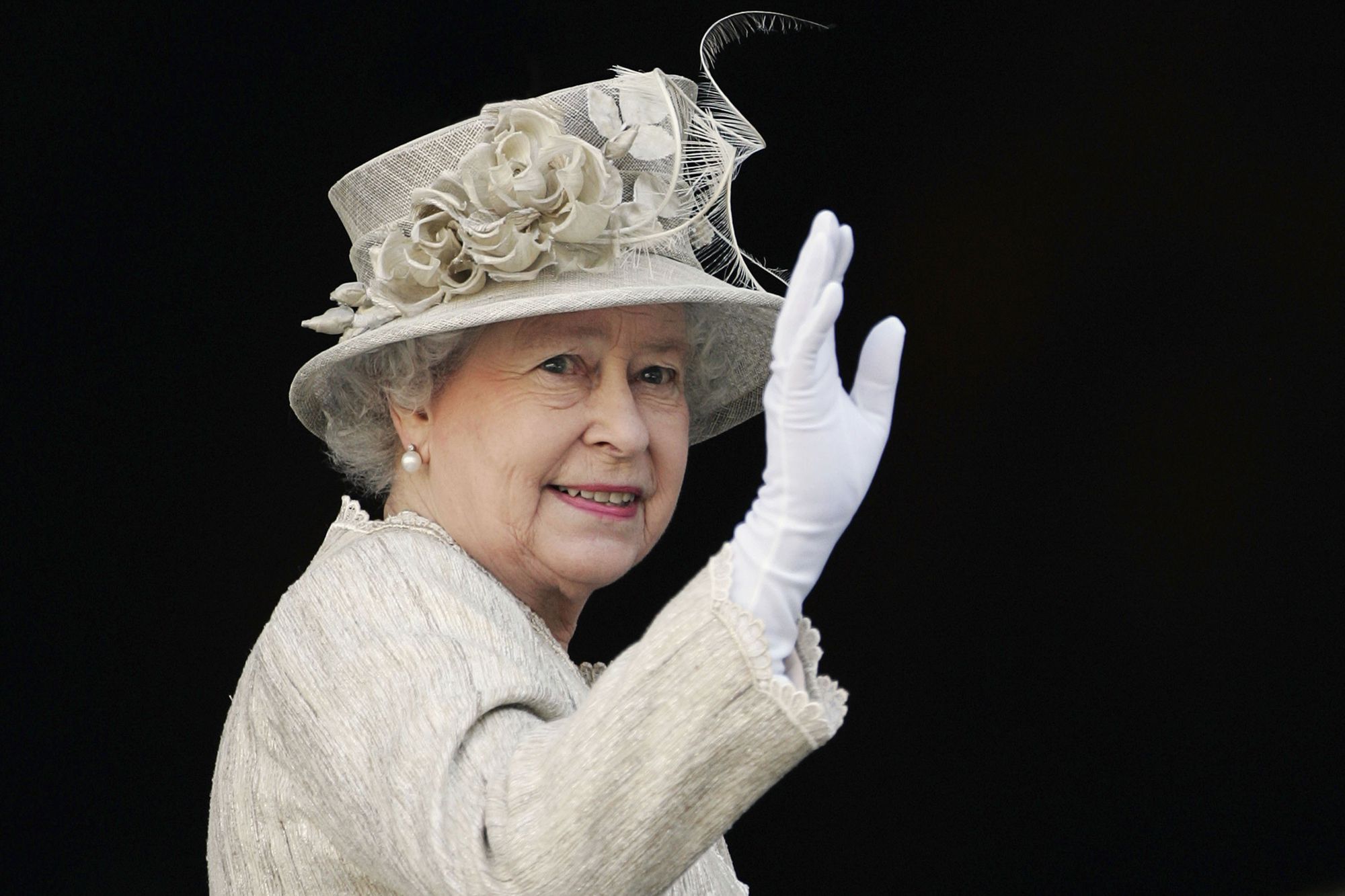 queen-elizabeth-waving.jpeg