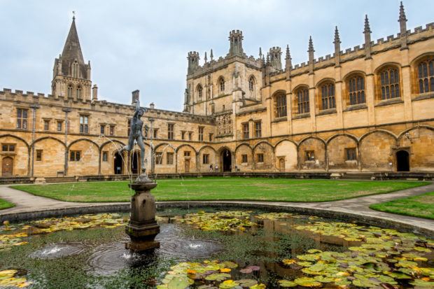 tom-quad-fountain-christ-church-oxford-england.jpg