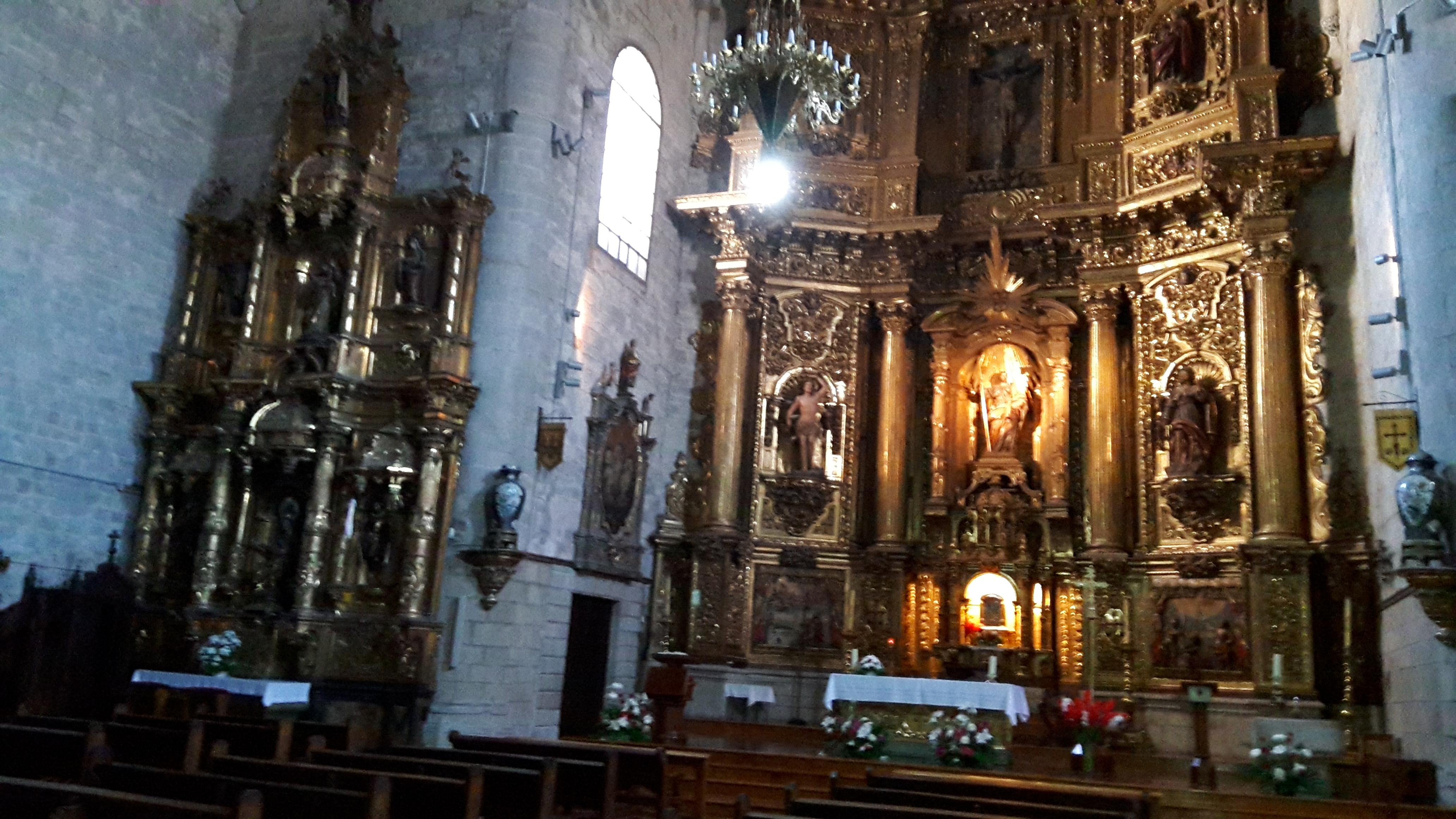 Puente la Reina templomának gyönyörű faragott oltára.