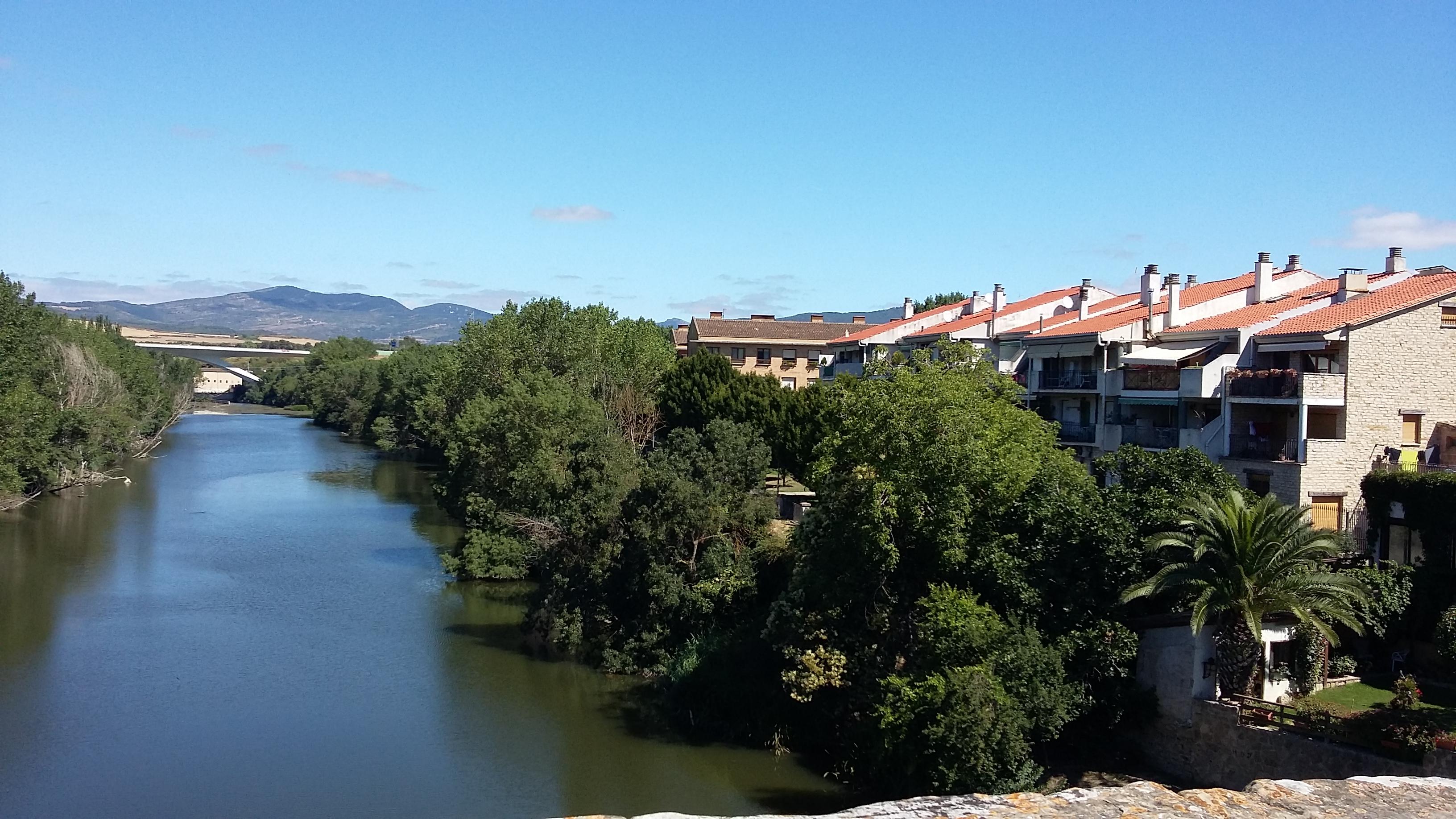 Puente la Reina. Kilátás a hídról.