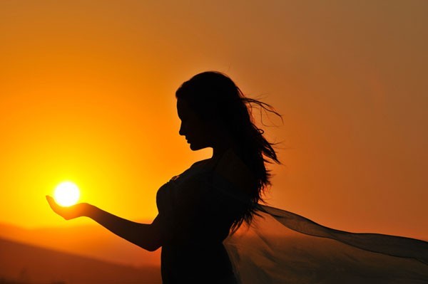 girl-holding-sun-e1276982517360.jpg