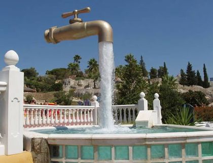 It-looks-Photoshopped-but-this-Magic-Tap-fountain-actually-has-a-pipe-hidden-in-the-stream-of-water_.jpg