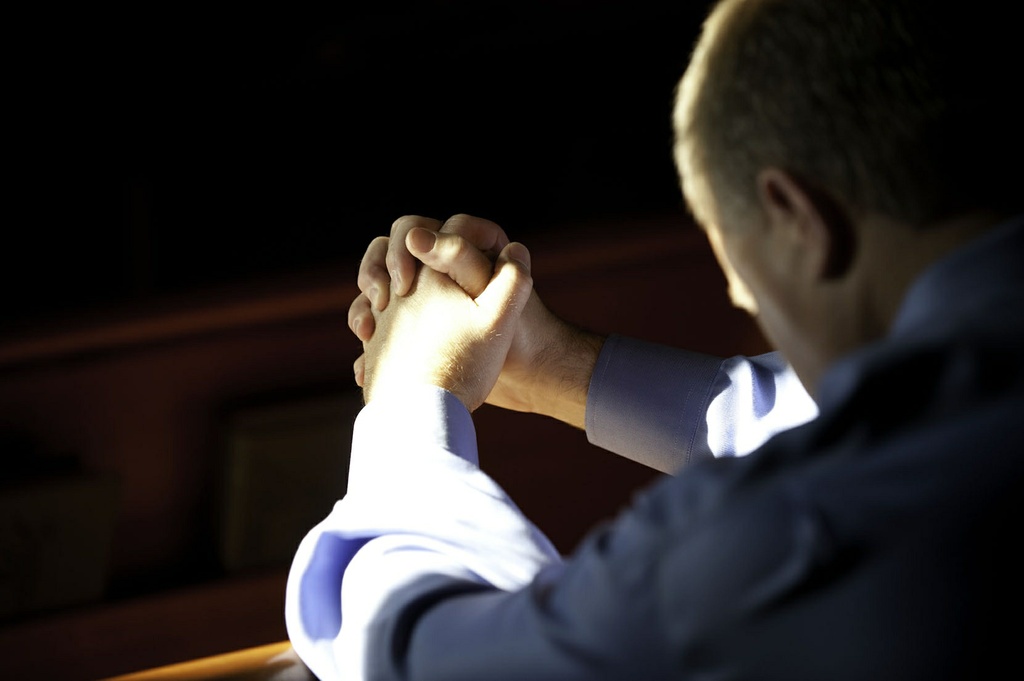 pic_manpraying1.jpg