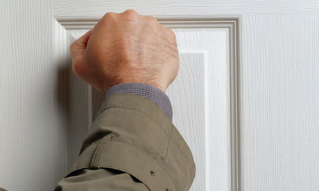 police-knock-on-door.jpg