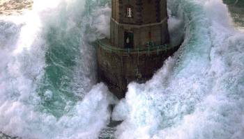 stormy_seas_lighthouse_wave.jpg