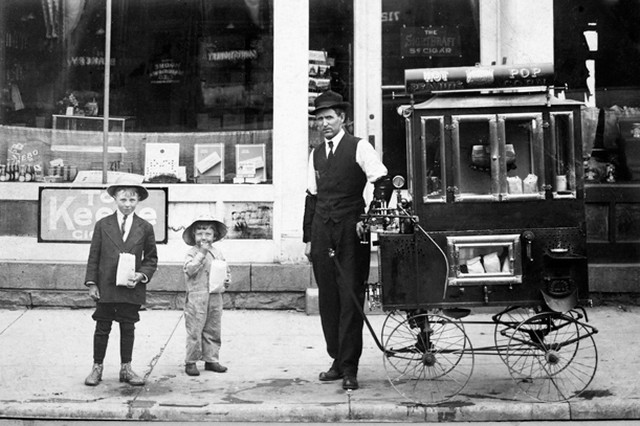 popcorn utcai árus 1912.jpg