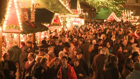 800664008-roemerberg-rathausplatz-weihnachtsbeleuchtung-weihnachtsmarkt.jpg