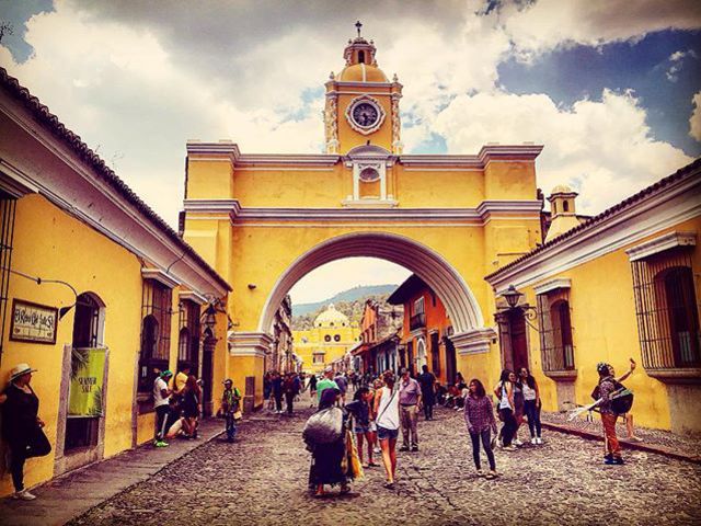 #antigua #oldtown #ciudad #latinamerica #architecture #buildings #beautifulcolours #crowd #lifestyle #photoblogger #travelaroundtheworld #daretolive #carpediem #szilviaschafferphotography