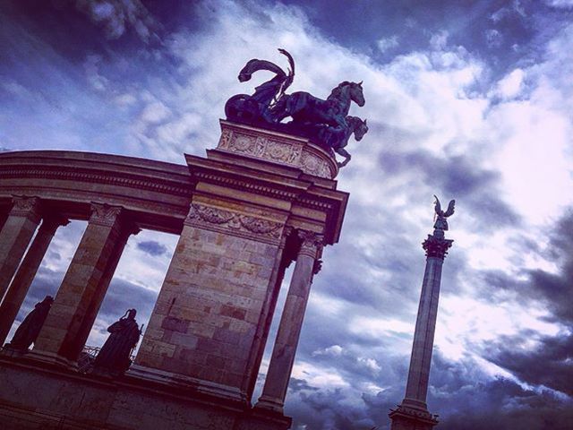 #herosquare #architecture #hystory #sculpture #hungariankings #europe #photoblogger #travelblogger #travelwithme #sky #cloudlovers #szilviaschafferphotography #carpediem