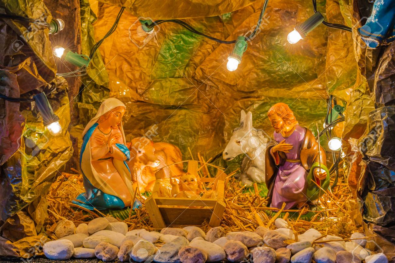 67408957-natale-presepe-di-santa-bambino-ges_-nella-mangiatoia-con-beata-vergine-maria-e-san-giuseppe.jpg