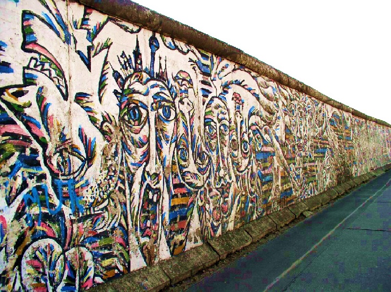 A Berlini Fal, a hatalom gyengeségének szimbóluma